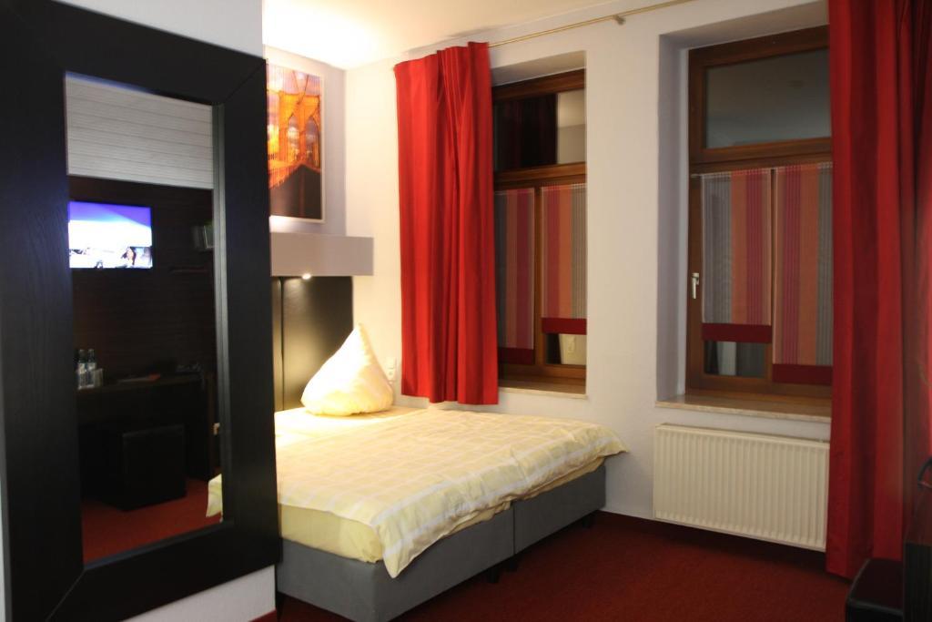 Sl'Otel - Das Stadthotel - Voll Klimatisiert Bernburg Kültér fotó